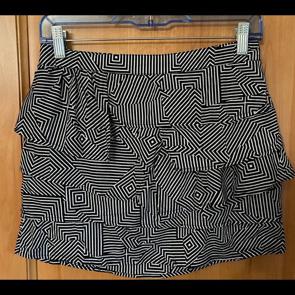 Volcom Dresses & Skirts - Volcom tiered mini skirt size 3 small